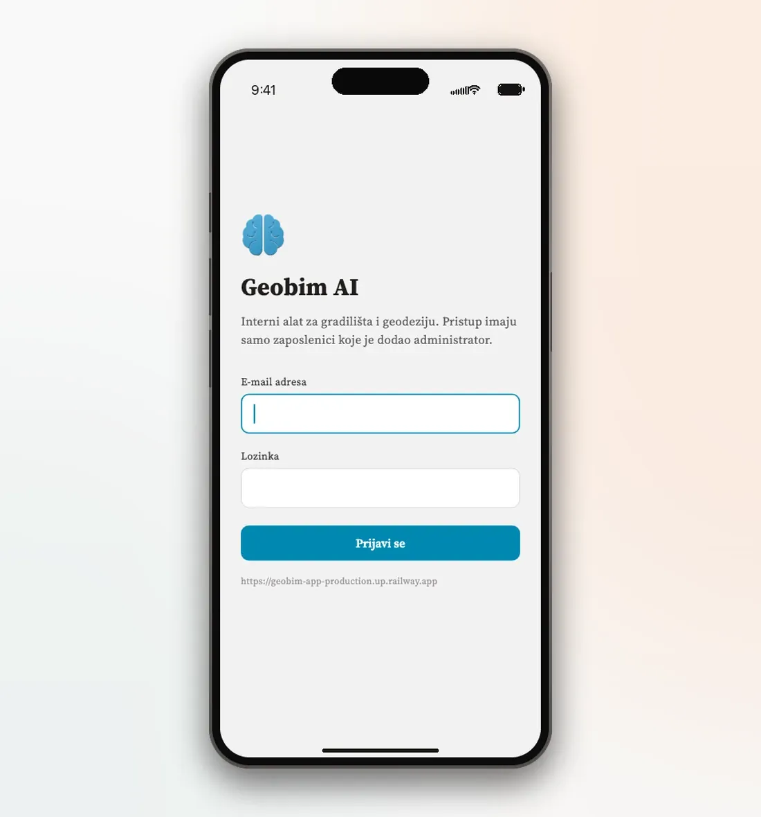 Aplikacija na iOS-u. Pristup je samo uz poziv — svaki račun otvara administrator.